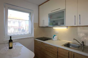 Šilo 1-Bedroom Apartment with Balcony & Private Parking