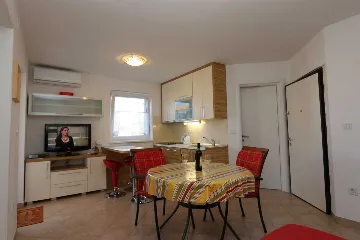 Šilo 1-Bedroom Apartment with Balcony & Private Parking