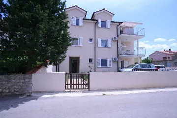 Šilo 1-Bedroom Apartment with Balcony & Private Parking