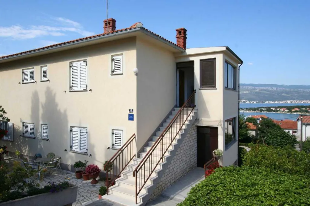 1-Bedroom Apartment in Šilo for Up to 3 Guests