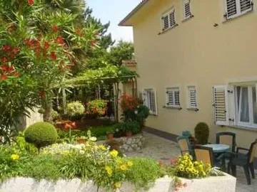 1-Bedroom Apartment in Šilo for Up to 3 Guests
