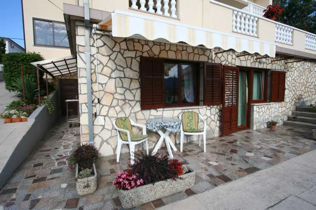 1-Bedroom Apartment in Šilo for Up to 3 Guests