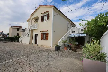 2-Bedroom Apartment in Šilo for Up to 4