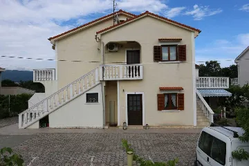 2-Bedroom Apartment in Šilo for Up to 4