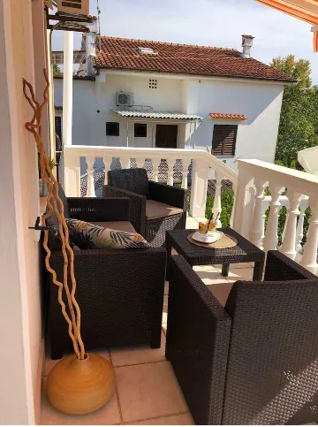 2-Bedroom Apartment in Šilo for Up to 4