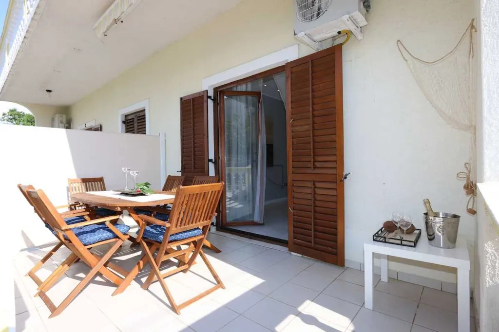 2-Bedroom Apartment in Šilo for 5 Guests