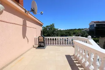 One-Bedroom Apartment in Šilo for Up to 4