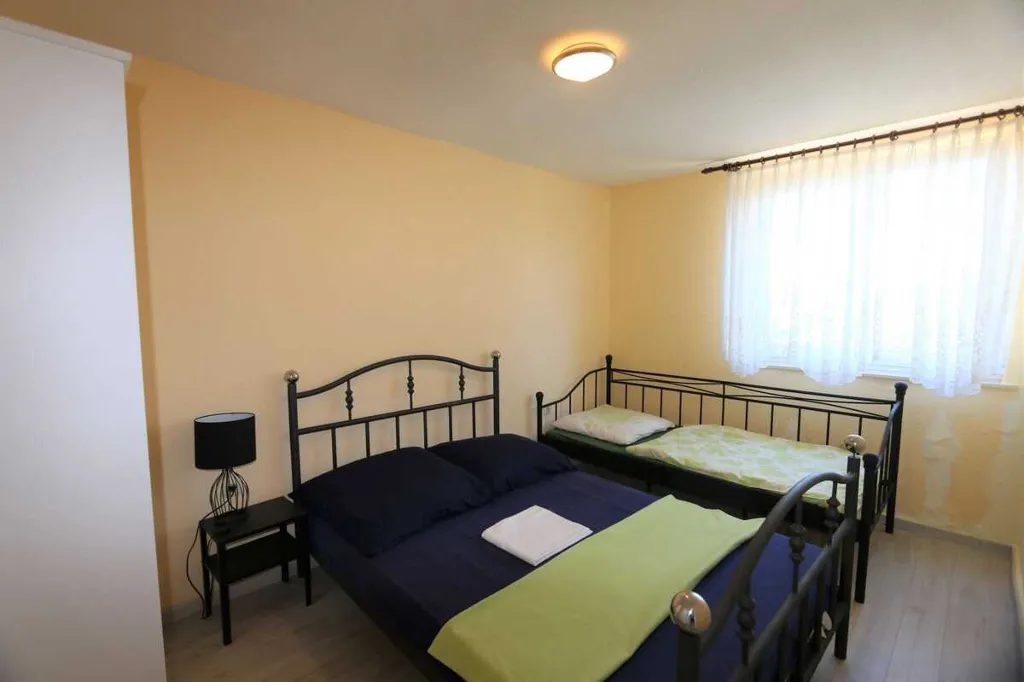 One-Bedroom Apartment in Šilo for Up to 4