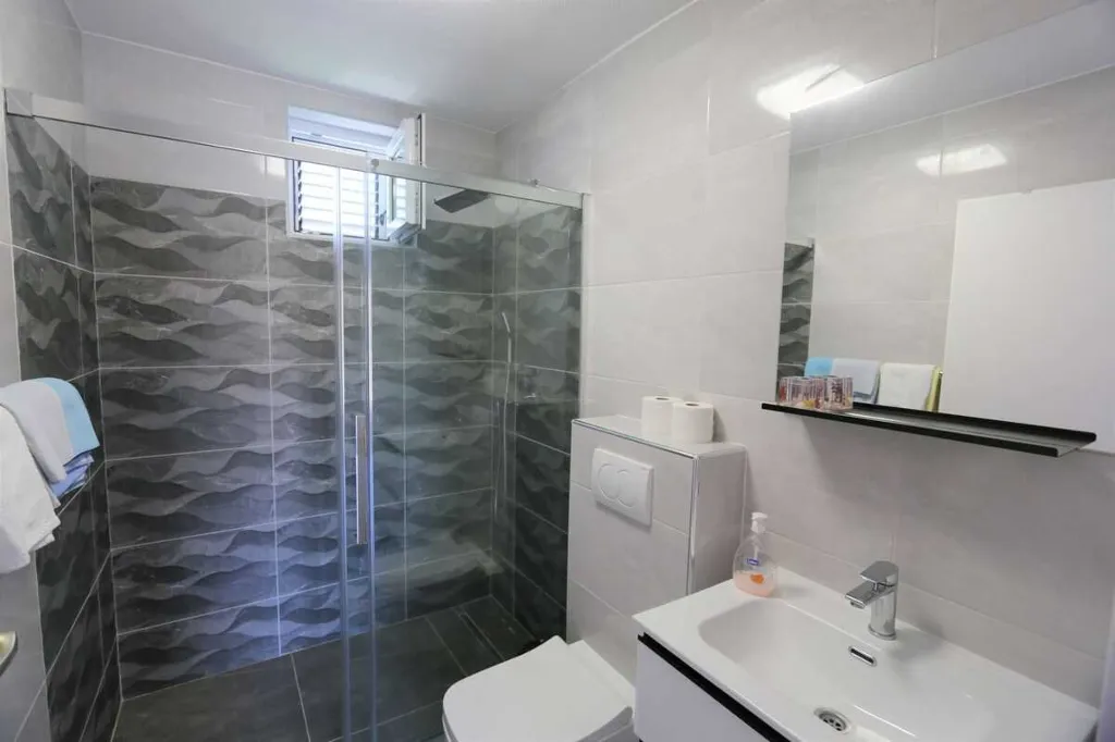 One-Bedroom Apartment in Šilo for Up to 4