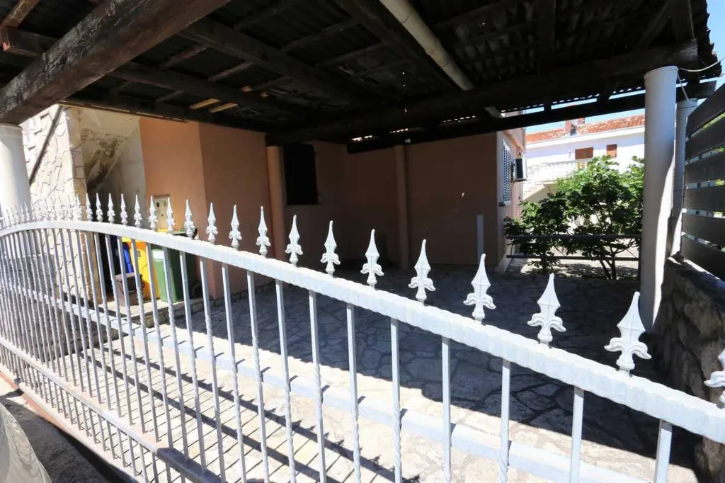 One-Bedroom Apartment in Šilo for Up to 4