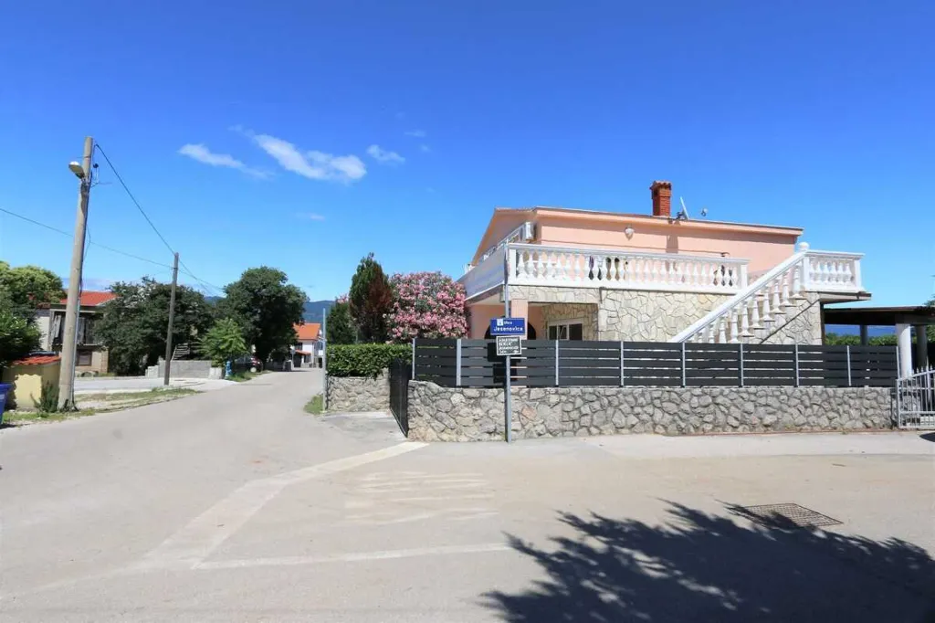 One-Bedroom Apartment in Šilo for Up to 4