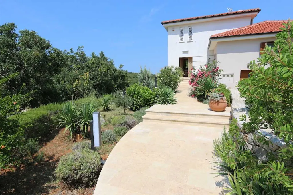 3-Bedroom House in Šilo for Up to 6 Guests