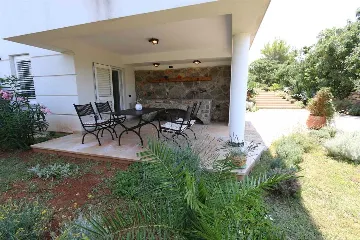 3-Bedroom House in Šilo for Up to 6 Guests