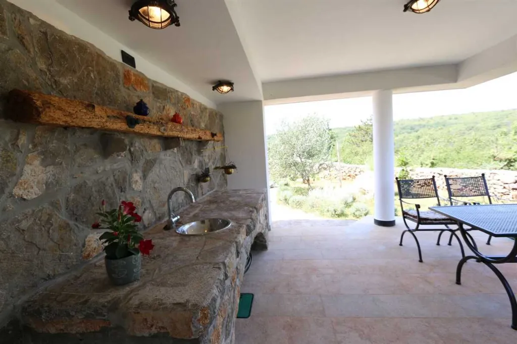 3-Bedroom House in Šilo for Up to 6 Guests