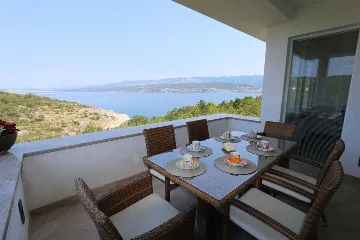 3-Bedroom House in Šilo for Up to 6 Guests