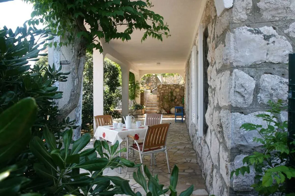 Apartment for 4 Guests in Šilo with Sea View