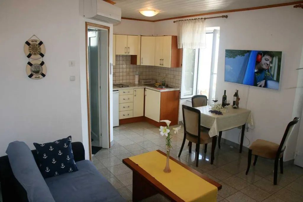 Apartment for 4 Guests in Šilo with Sea View