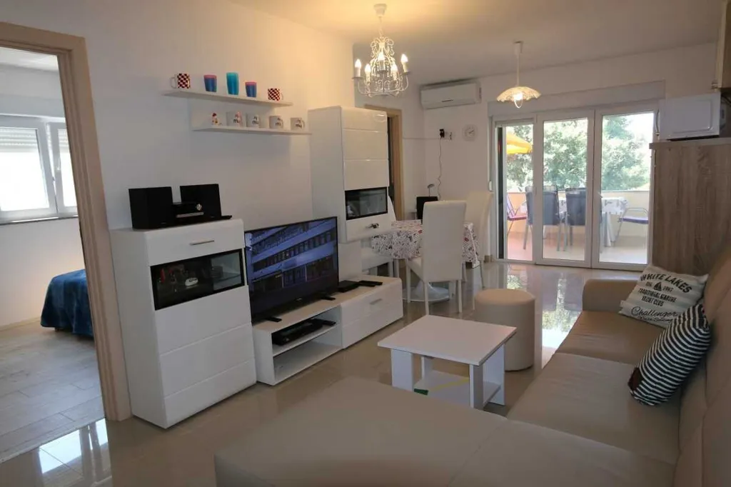 2-Bedroom Apartment in Šilo for Up to 6 Guests