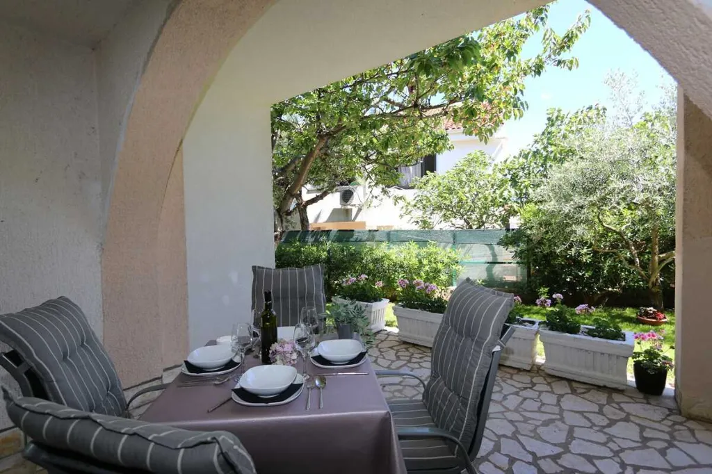 1-Bedroom Apartment in Šilo for Up to 3 Guests