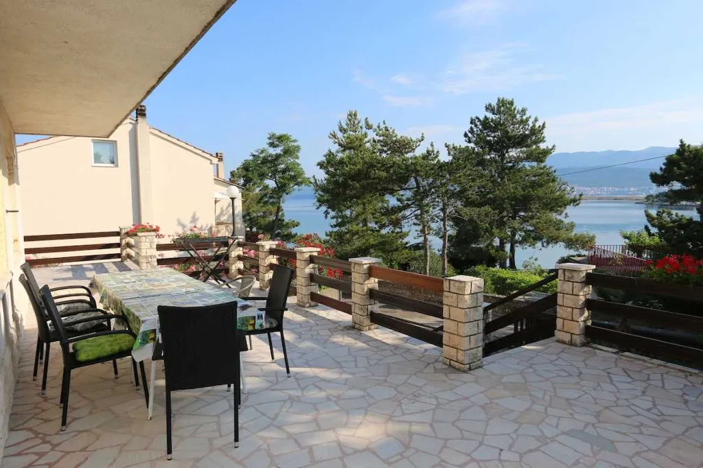 Šilo 3-Bedroom Apartment with Sea-View Terrace