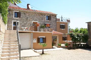 Family Apartment in Šilo with 5-Hour Boat Tour