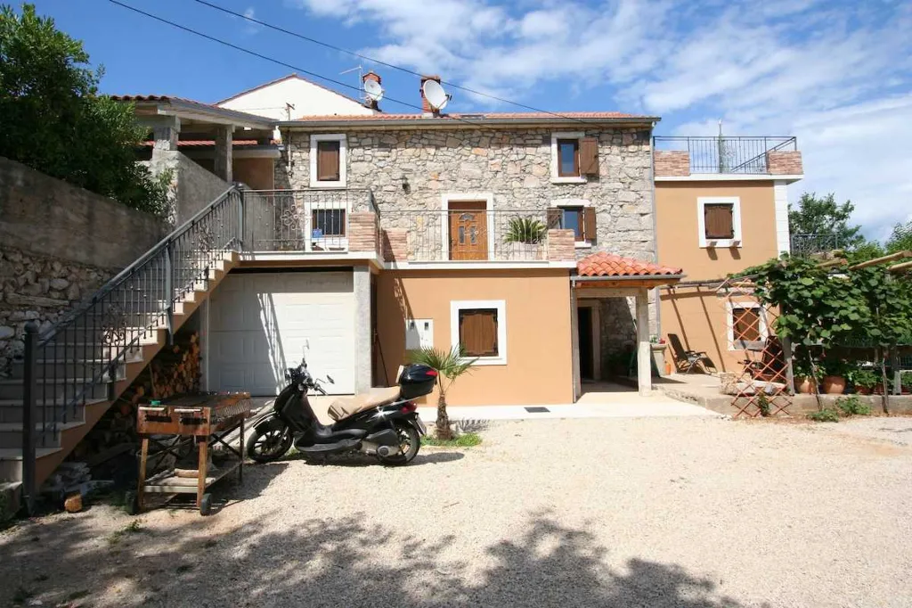 Family Apartment in Šilo with 5-Hour Boat Tour