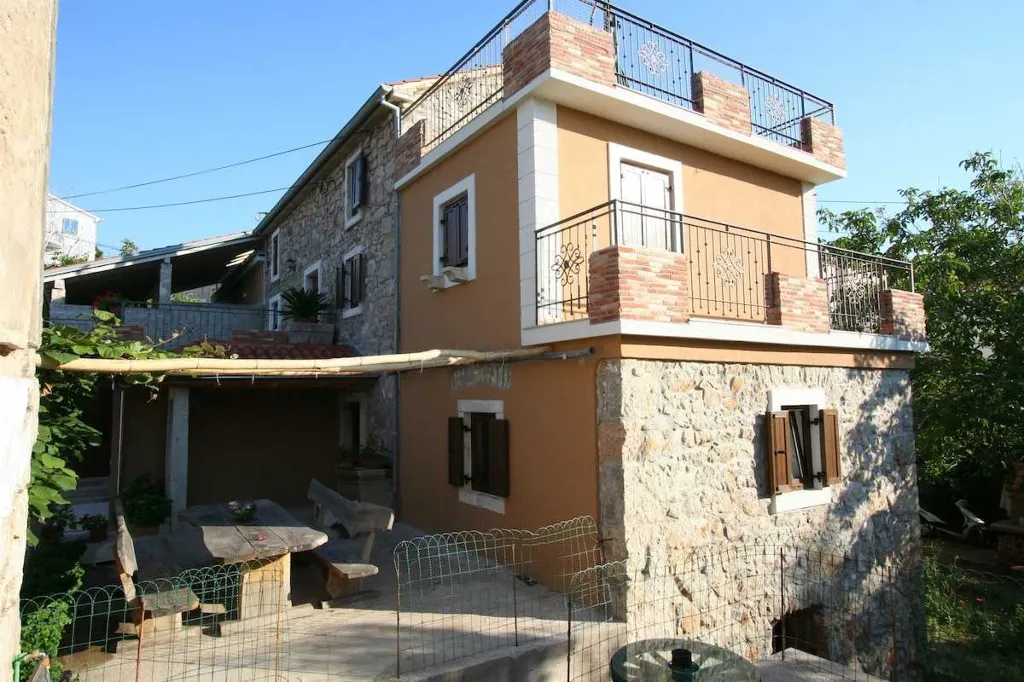 Family Apartment in Šilo with 5-Hour Boat Tour