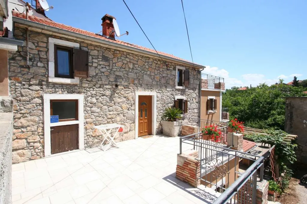 Family Apartment in Šilo with 5-Hour Boat Tour