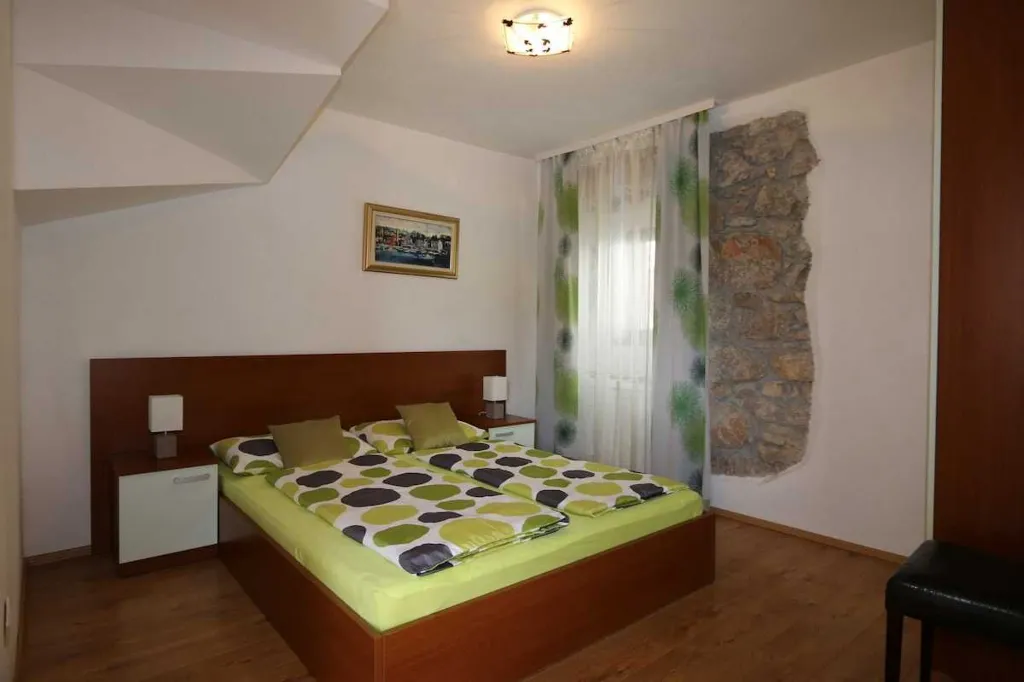 Family Apartment in Šilo with 5-Hour Boat Tour