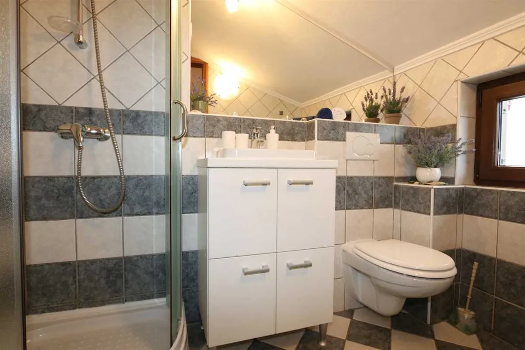 Family Apartment in Šilo with 5-Hour Boat Tour