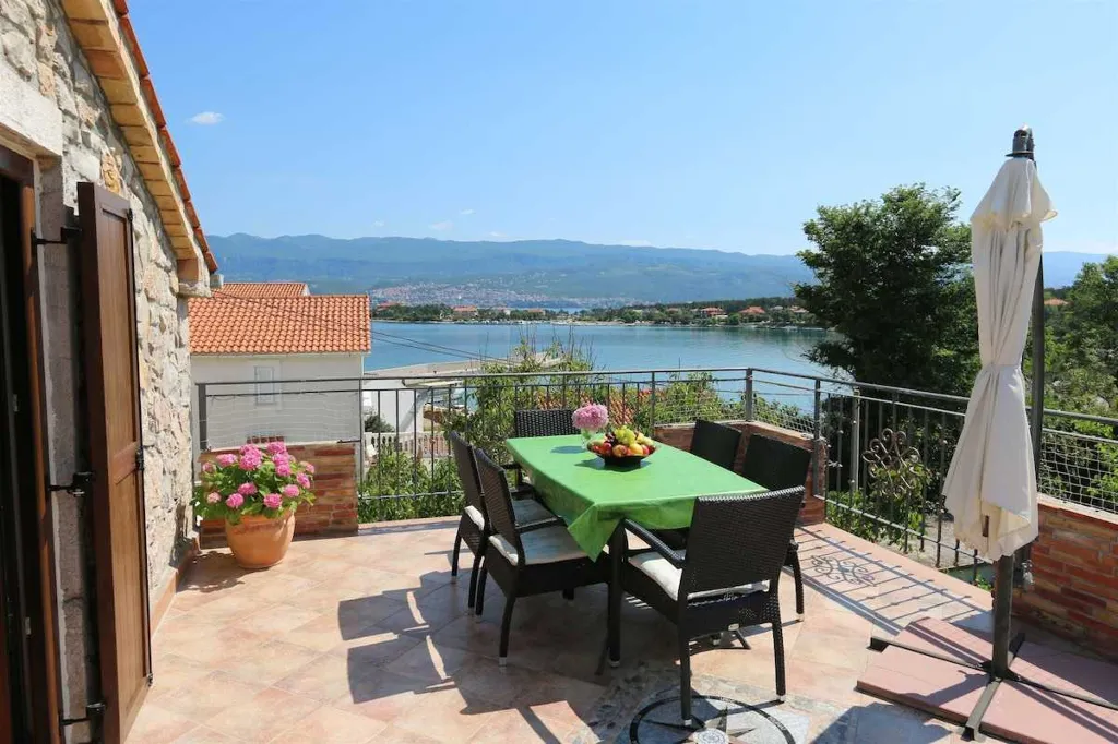 Family Apartment in Šilo with 5-Hour Boat Tour