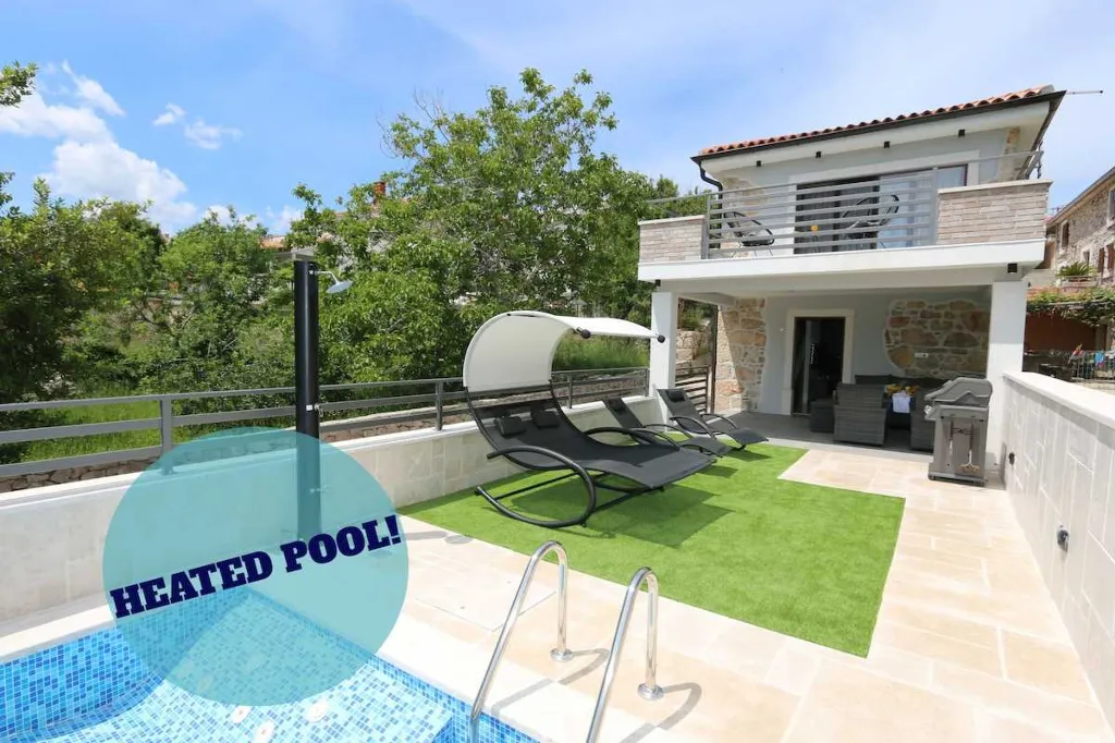 Šilo Apartment for up to 5 Guests with Boat Day