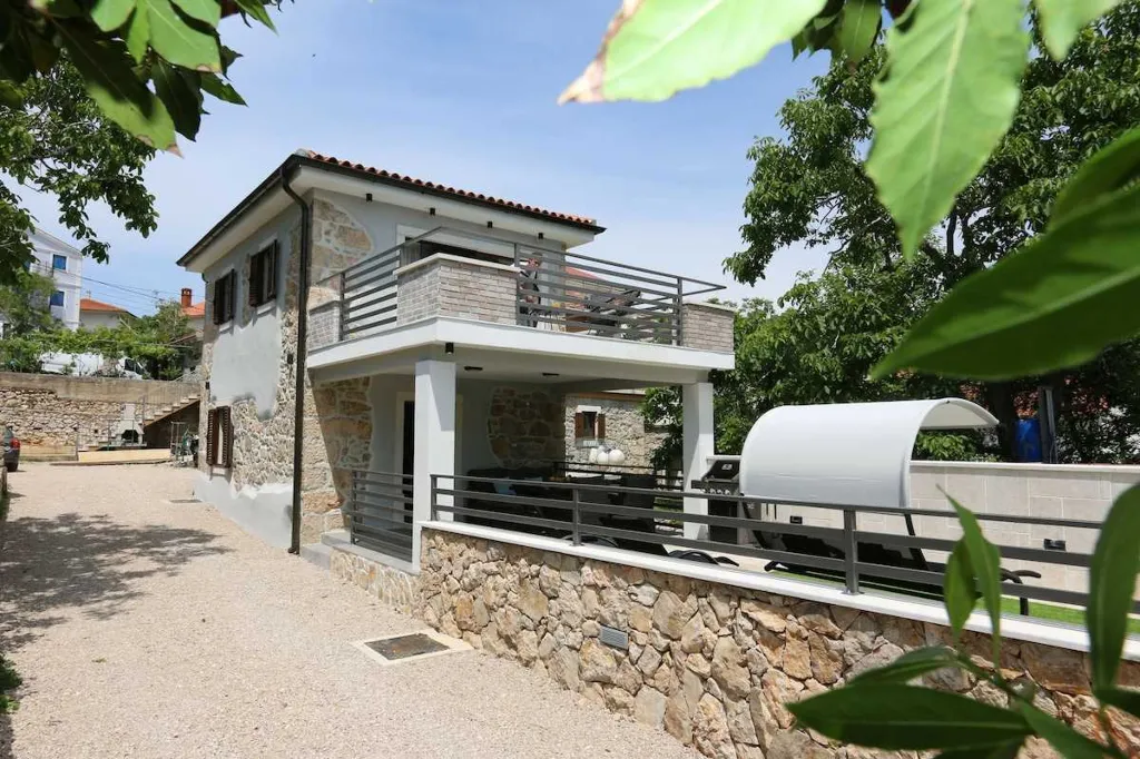 Šilo Apartment for up to 5 Guests with Boat Day