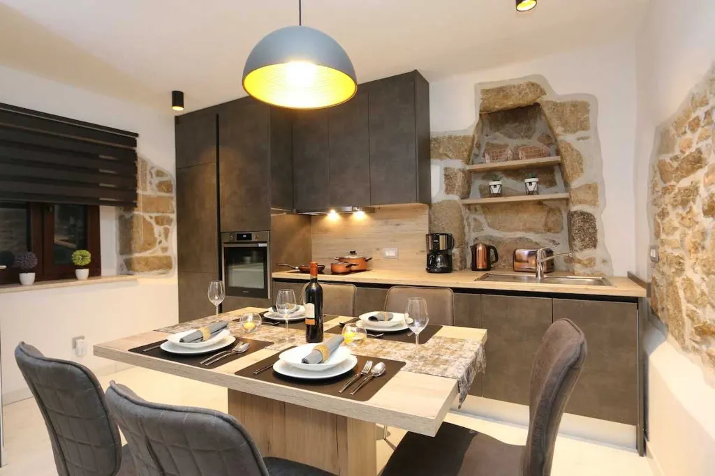 Šilo Apartment for up to 5 Guests with Boat Day