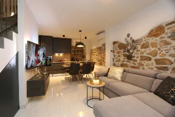 Šilo Apartment for up to 5 Guests with Boat Day