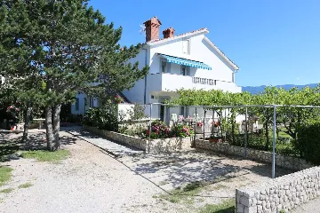 Apartment in Šilo for 7 Guests with Fishing Trip