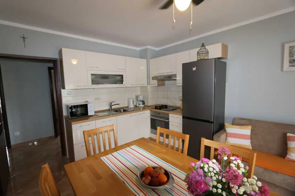Apartment in Šilo for 7 Guests with Fishing Trip