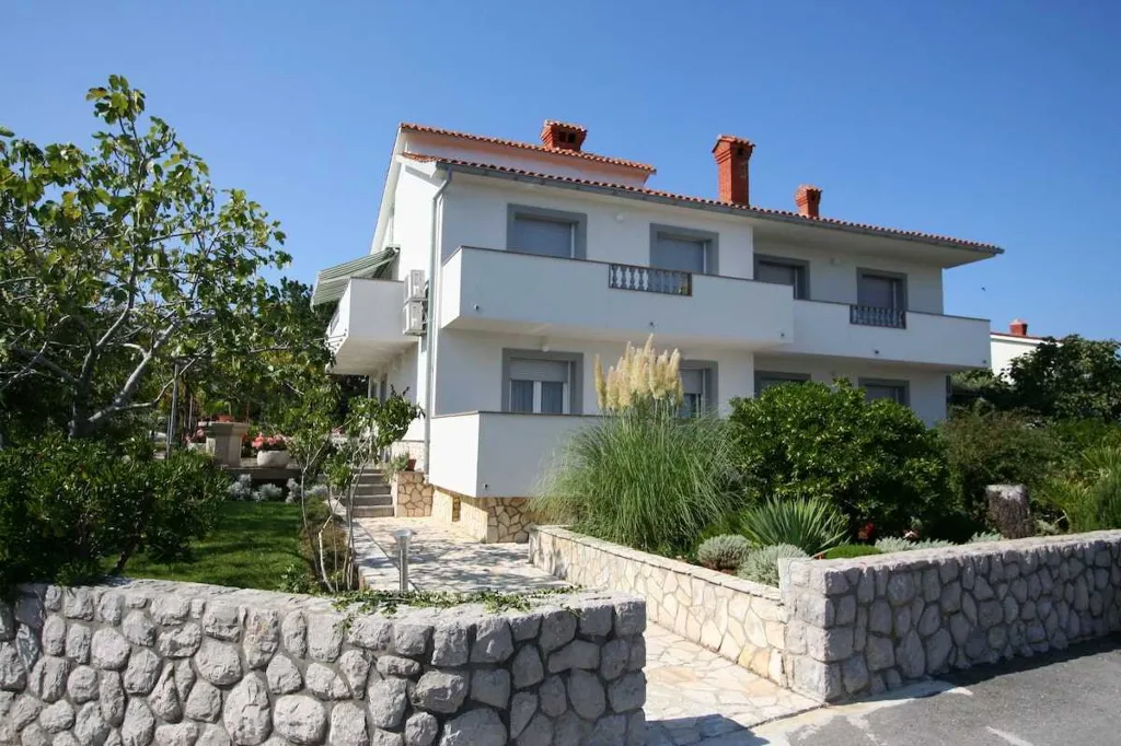 Family Apartment in Šilo with Private Balcony
