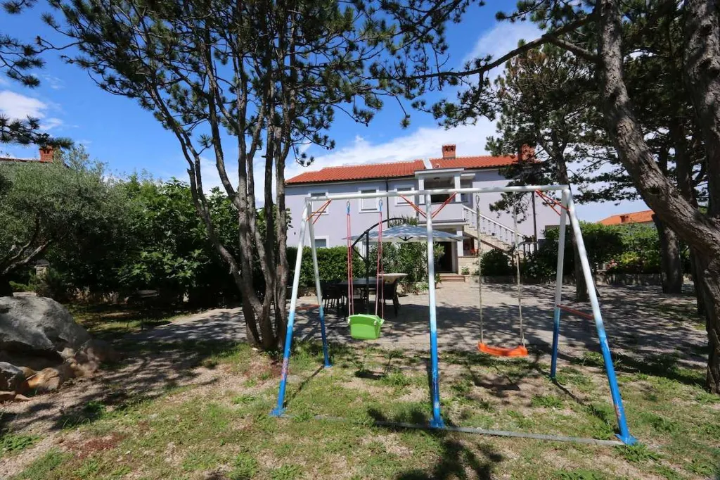 3-Bedroom Apartment in Šilo with Private Balcony