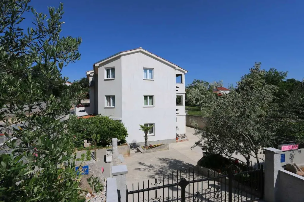 Two-Bedroom Apartment in Šilo for 4 Guests