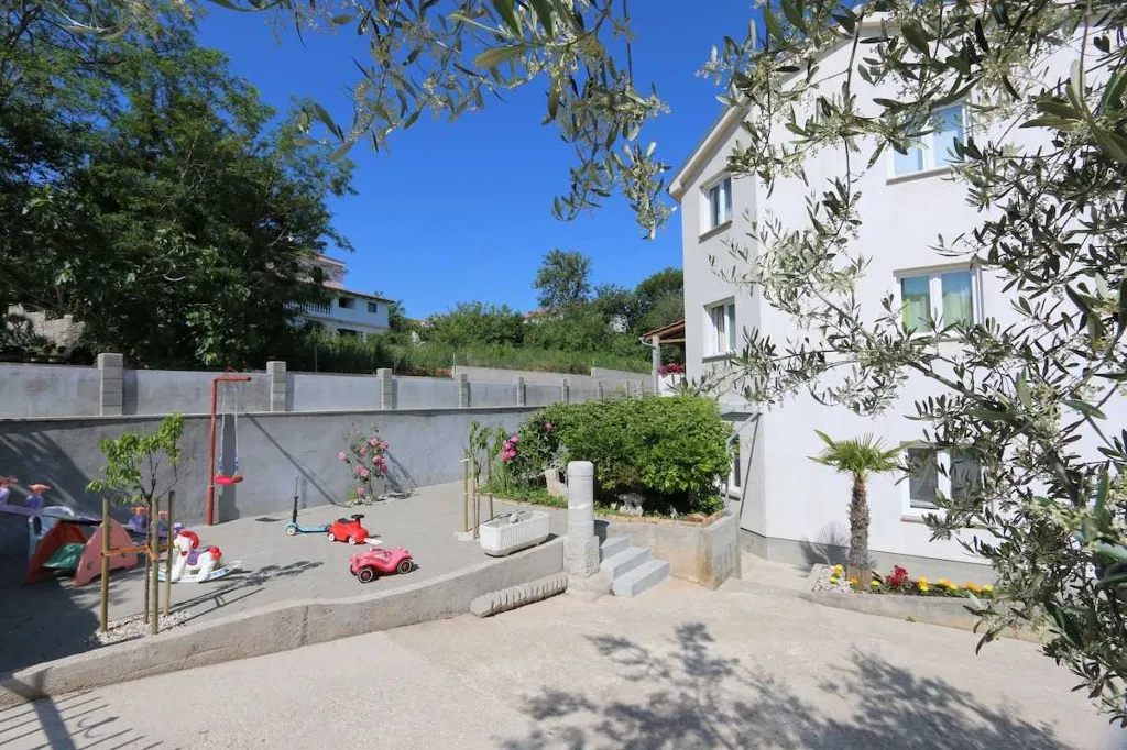 Šilo Family Apartment with Balcony & Boat Tour