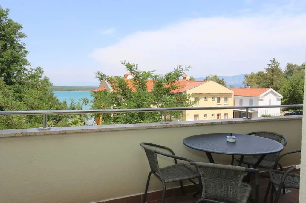 Two-Bedroom Apartment in Šilo for Families