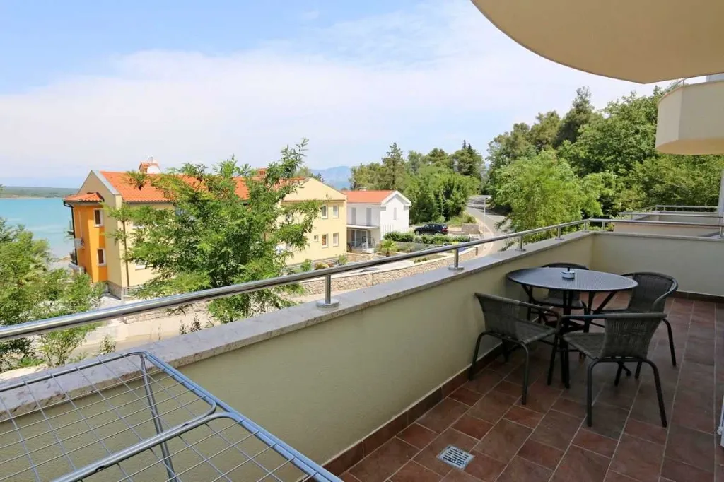 Two-Bedroom Apartment in Šilo for Families