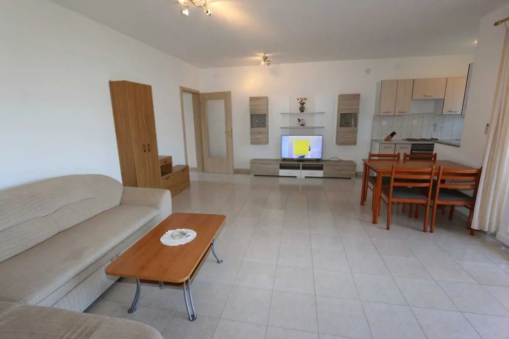 Apartment in Šilo with Balcony and Fishing Trip