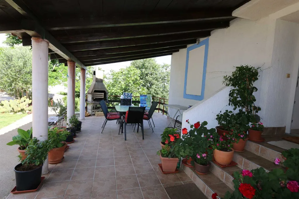 3-Bedroom Apartment in Šilo for Up to 7 Guests