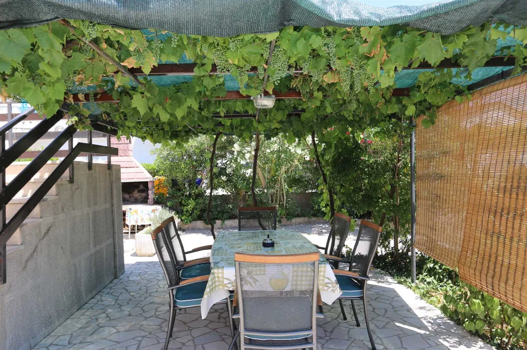 2-Bedroom Apartment in Šilo for up to 5 Guests
