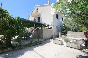 2-Bedroom Apartment in Šilo for up to 5 Guests