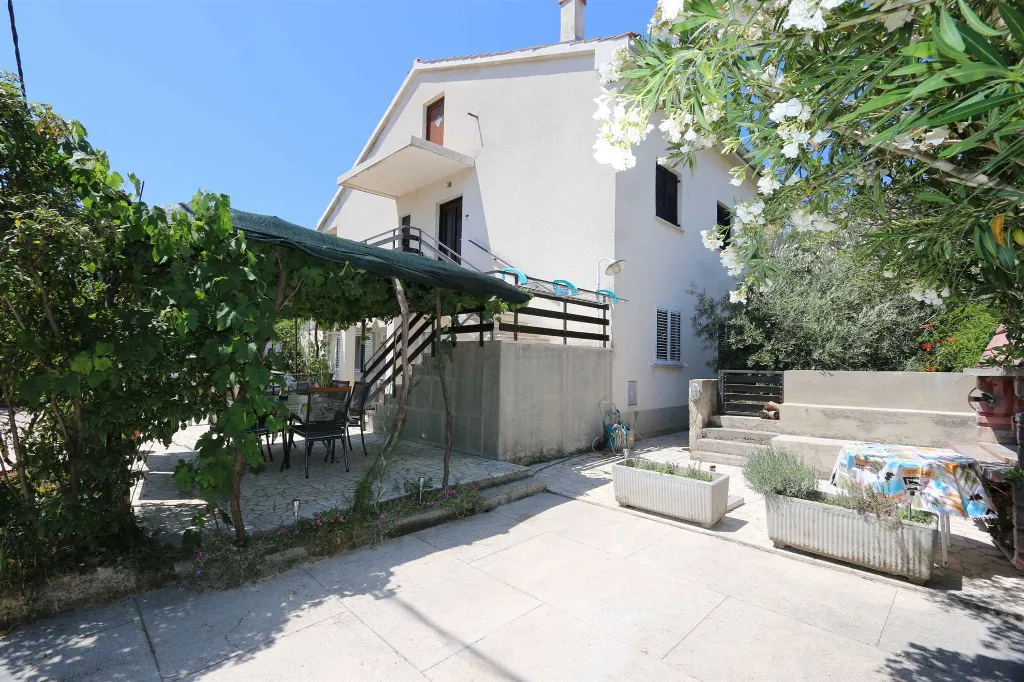 2-Bedroom Apartment in Šilo for up to 5 Guests