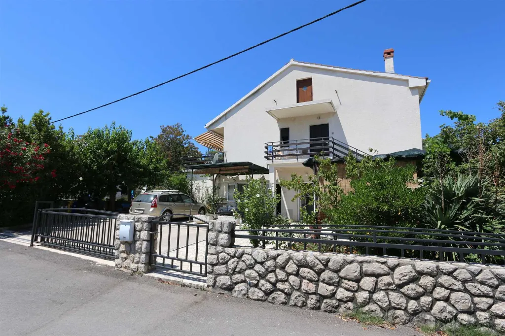2-Bedroom Apartment in Šilo for up to 5 Guests