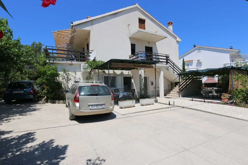 2-Bedroom Apartment in Šilo for up to 5 Guests